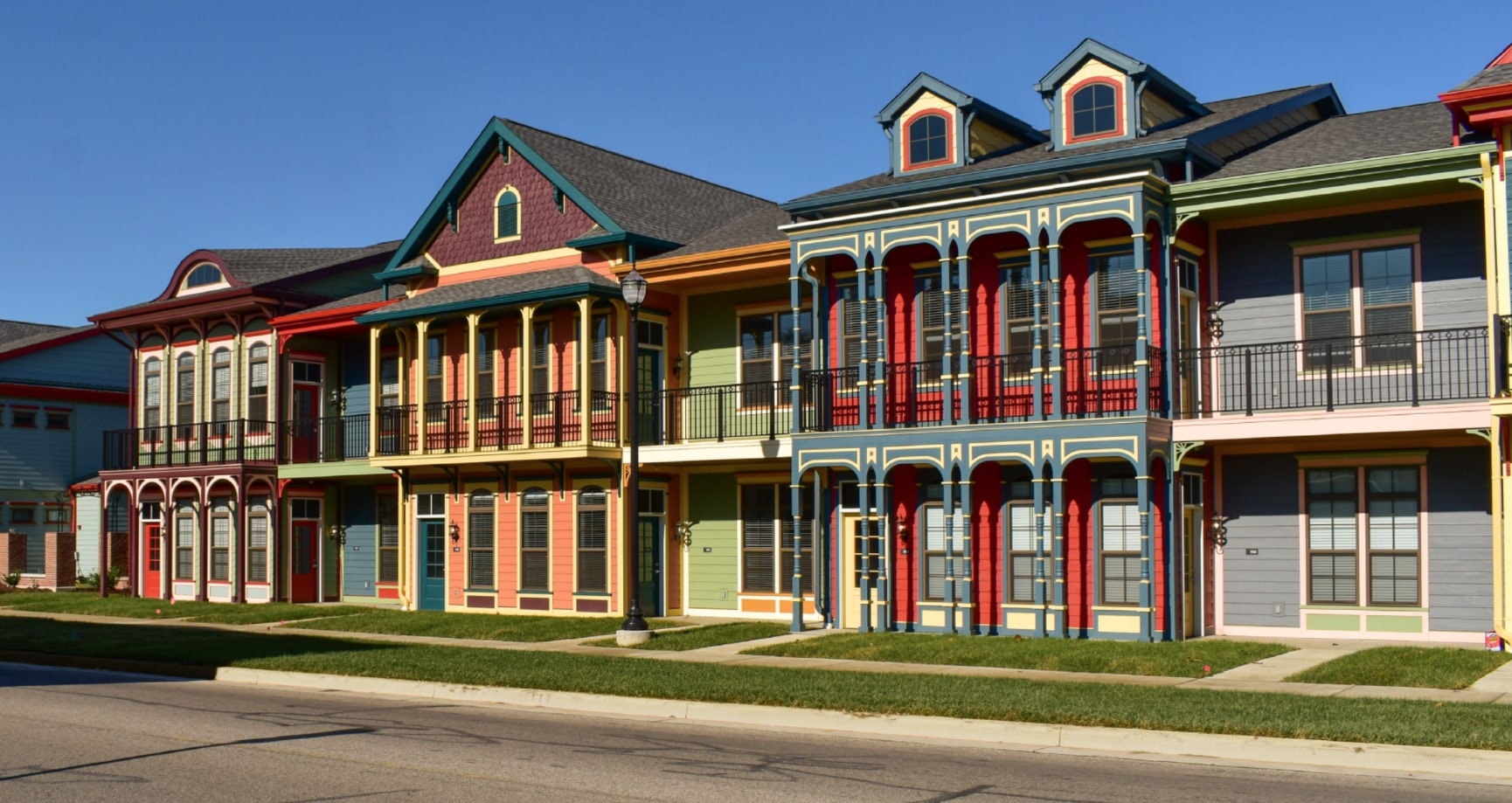 The front of the French Quarter Apartments